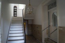 Treppenhaus EG-Wohnung in Aidlinger Villa
