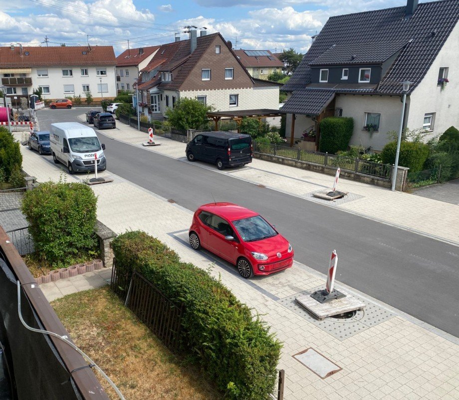 Blick auf die sanierte Stra�e Doppelhaush�lfte Renningen